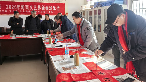新春走基層｜義寫春聯(lián) 送福到家