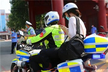 暖心！高考首日上午27名考生受到鄭州交警幫助