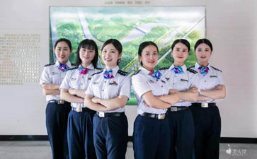美人潭|群像 高速路之花：走下崗?fù)さ呐駛? /></div>
<div   class=