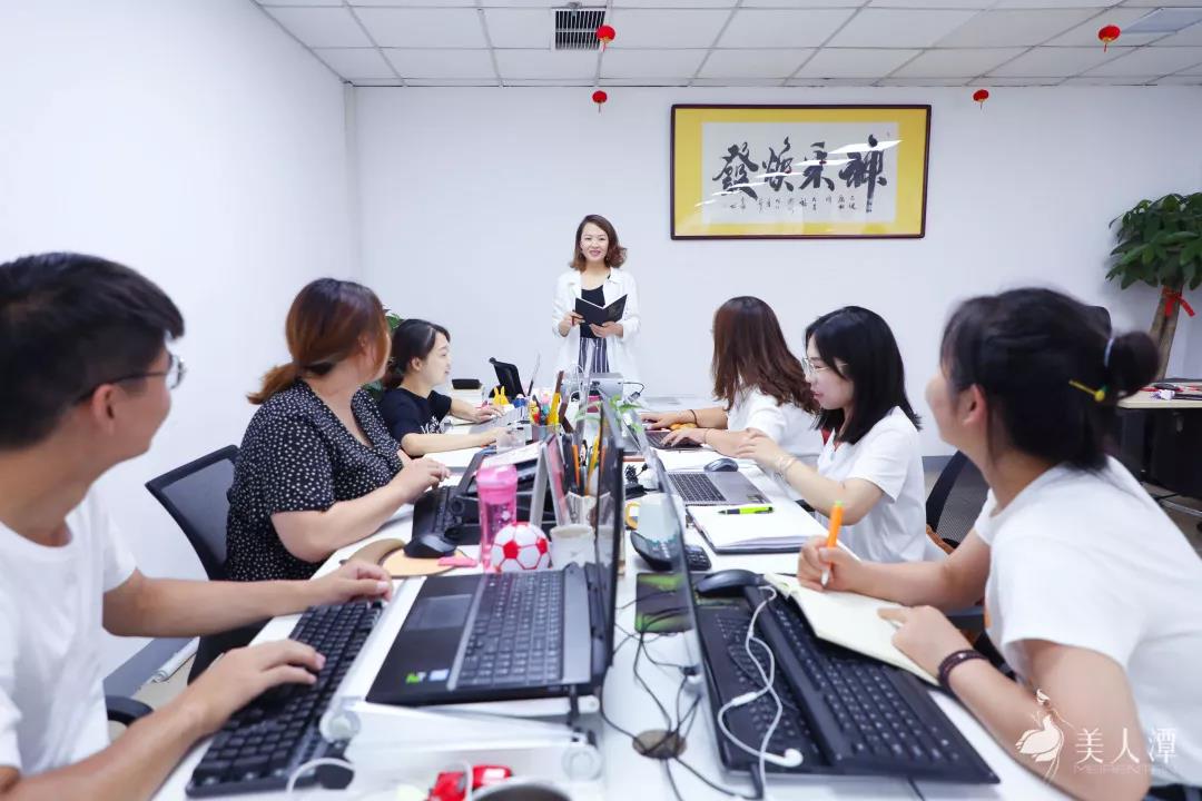 美人潭|職場(chǎng)女神 統(tǒng)一企業(yè)中原禮品營銷部市場(chǎng)傳媒總監(jiān)王琳：人生不被定義