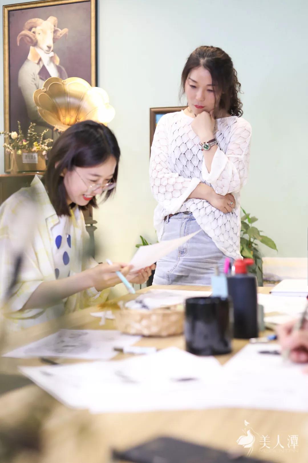 美人潭|文藝女神 自由插畫(huà)師袁小真:藏進(jìn)彩色泡泡里的女人